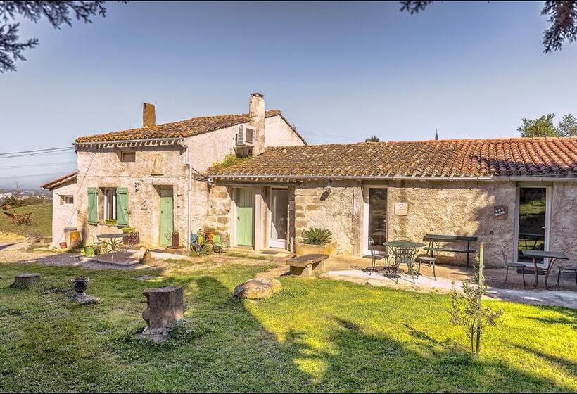 דירת חדר בקומת קרקע, Ecuries Sainte Croix