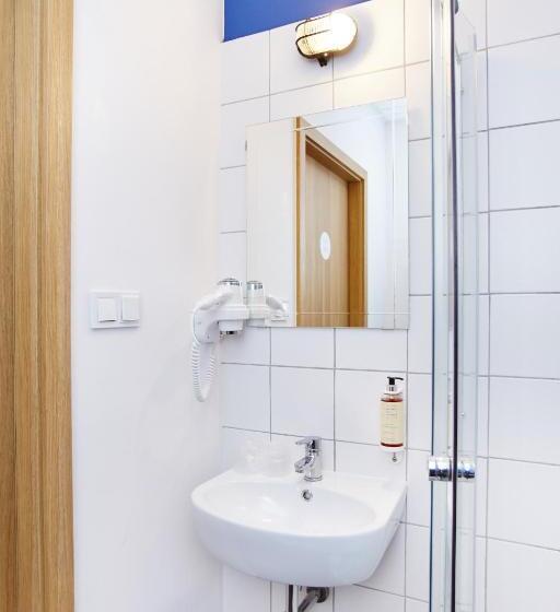 חדר סטנדרט לשלושה, Koszary Arche