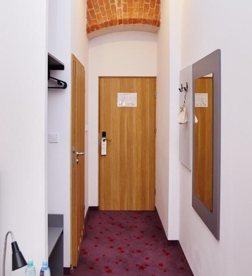 חדר בסיסי, Koszary Arche