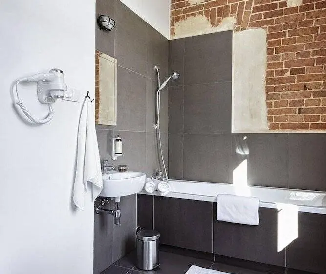 デラックスルーム, Koszary Arche