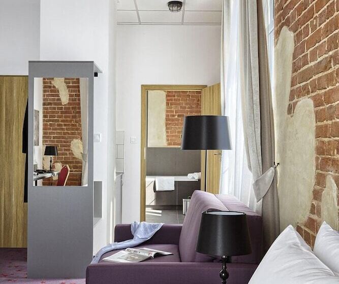 חדר דלוקס, Koszary Arche