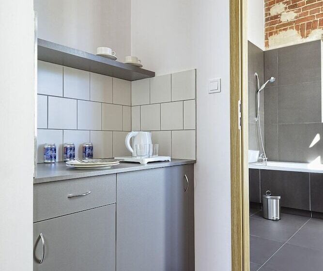 חדר דלוקס, Koszary Arche