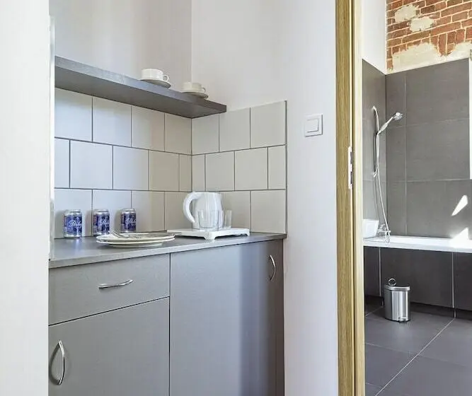 デラックスルーム, Koszary Arche