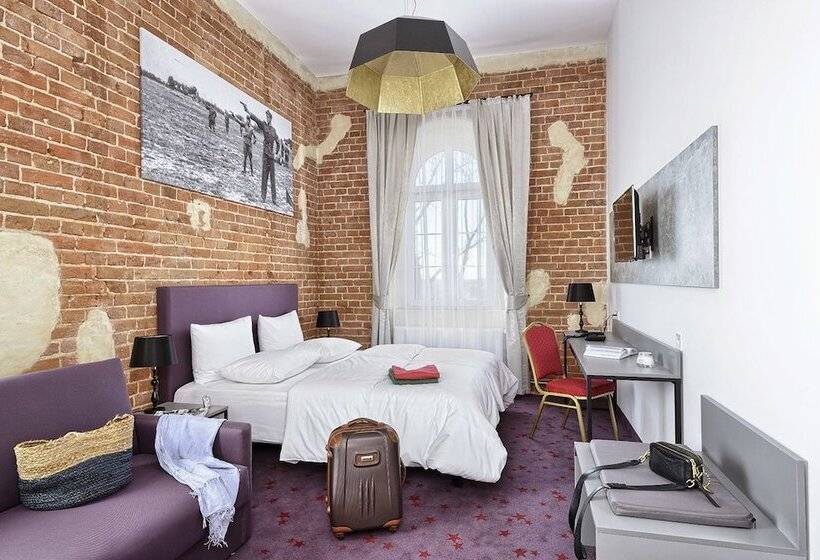 חדר דלוקס, Koszary Arche