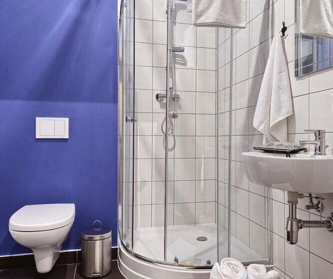 חדר בסיסי, Koszary Arche