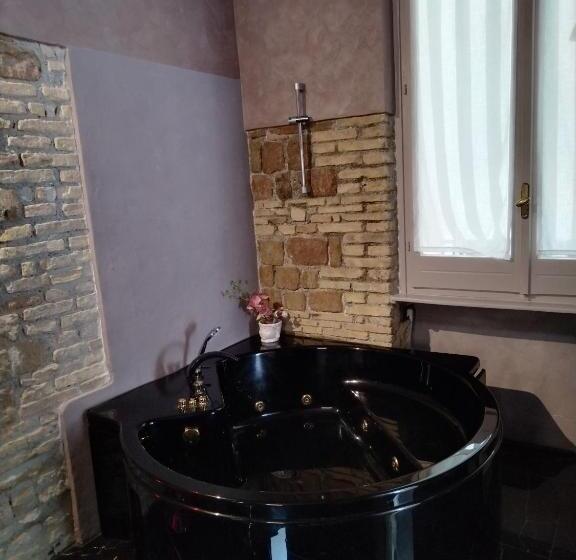 סוויטה עם ג'קוזי, Nerva Accomodation Cavour