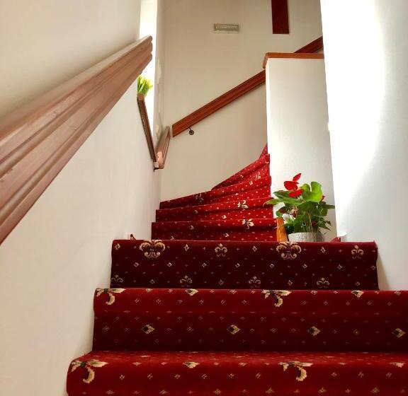 Номер Deluxe, Familia