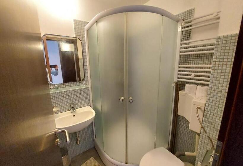 استودیوی لوکس, Happy Accomodation