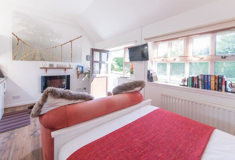 스탠다드 스튜디오, Justb Deva Edinburgh