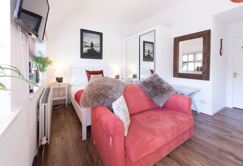 스탠다드 스튜디오, Justb Deva Edinburgh