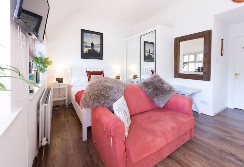Estudio Estàndard, Justb Deva Edinburgh