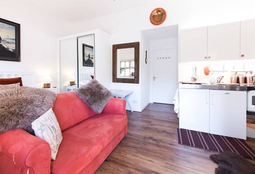 스탠다드 스튜디오, Justb Deva Edinburgh