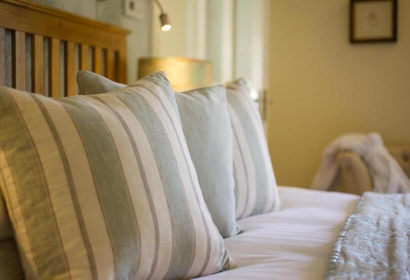 חדר משפחתי, The Royal Oak Inn