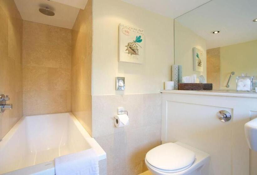 חדר משפחתי, The Royal Oak Inn