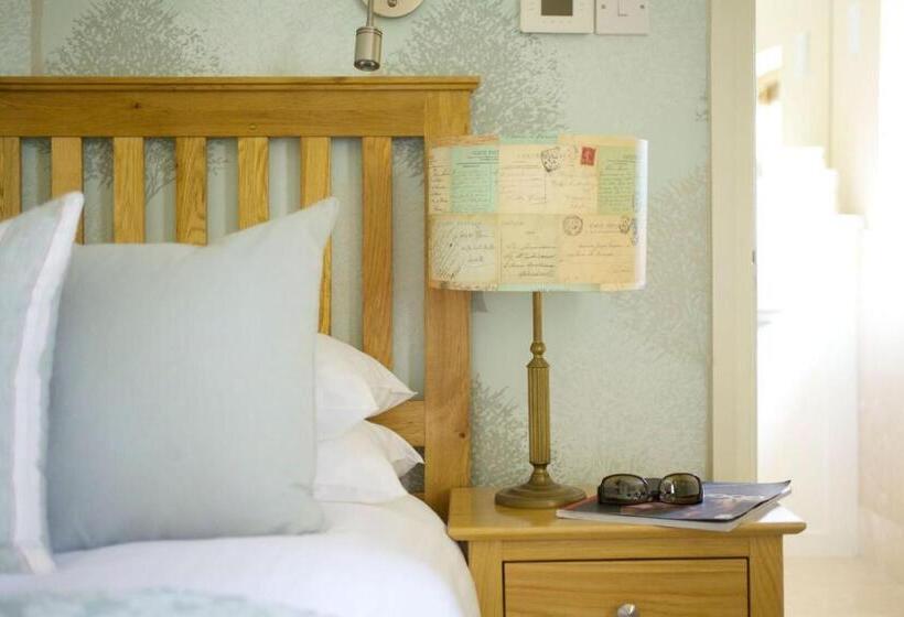 חדר משפחתי, The Royal Oak Inn