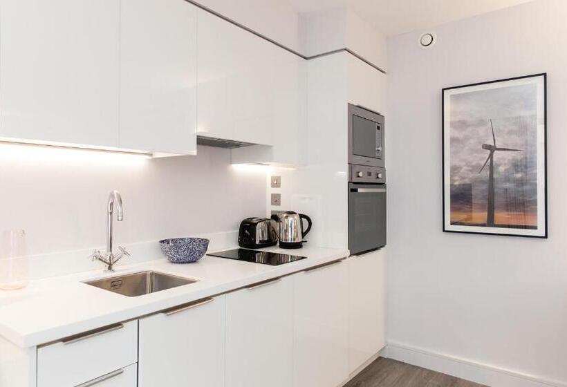 Студия Стандарт, Rockwell East Tower Bridge