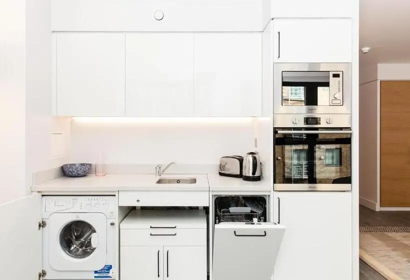 استودیوی استاندارد, Rockwell East Tower Bridge