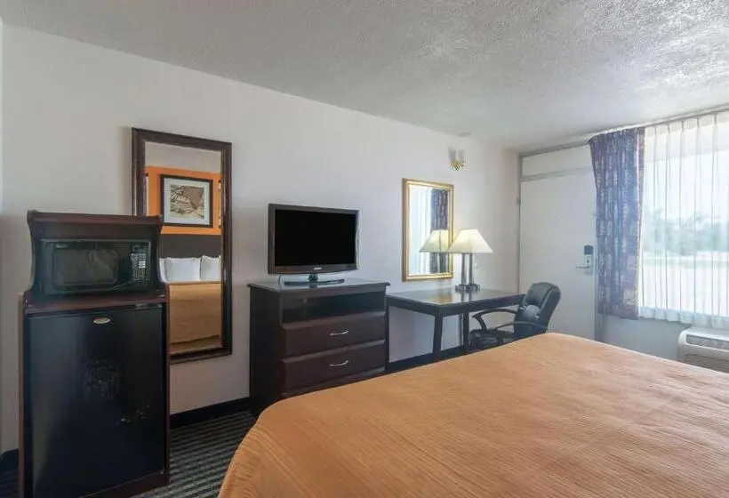 اتاق استاندارد با تخت بزرگ, Motel 6liberal, Ks