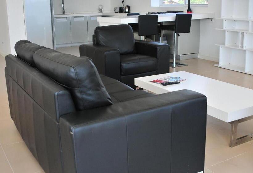 شقة غرفتين, The Seventeen Apartment