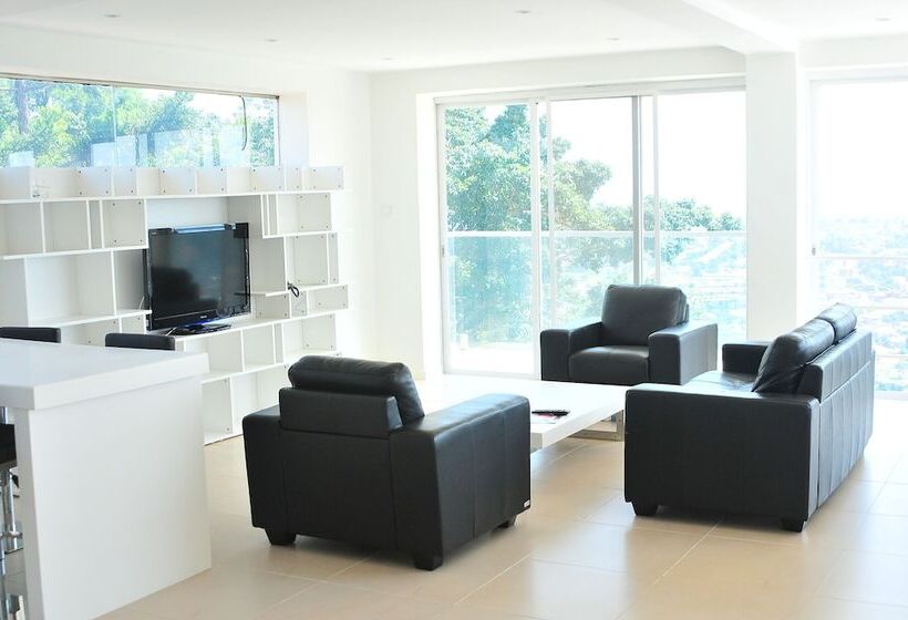 شقة غرفتين, The Seventeen Apartment