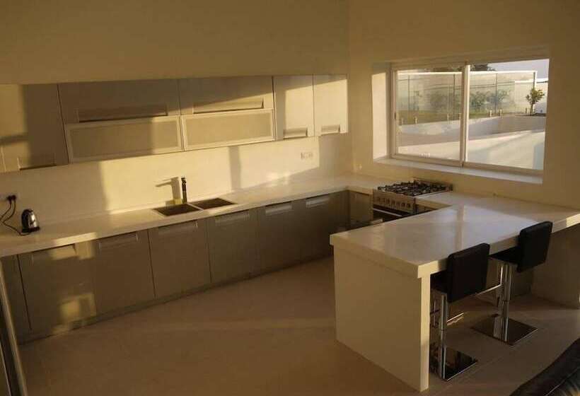 شقة غرفتين, The Seventeen Apartment