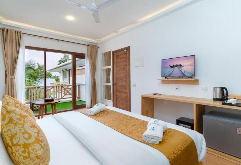 سوئیت با بالکن, Ostrov Beach