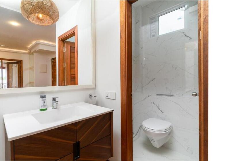 سوییت خانوادگی, Ostrov Beach