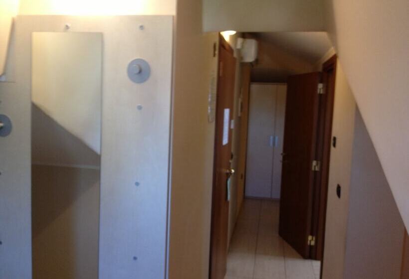 חדר אקונומי לשלושה, L Incontro B&b Santeramo