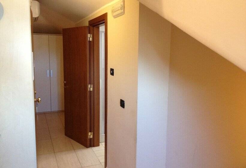 חדר אקונומי לשלושה, L Incontro B&b Santeramo