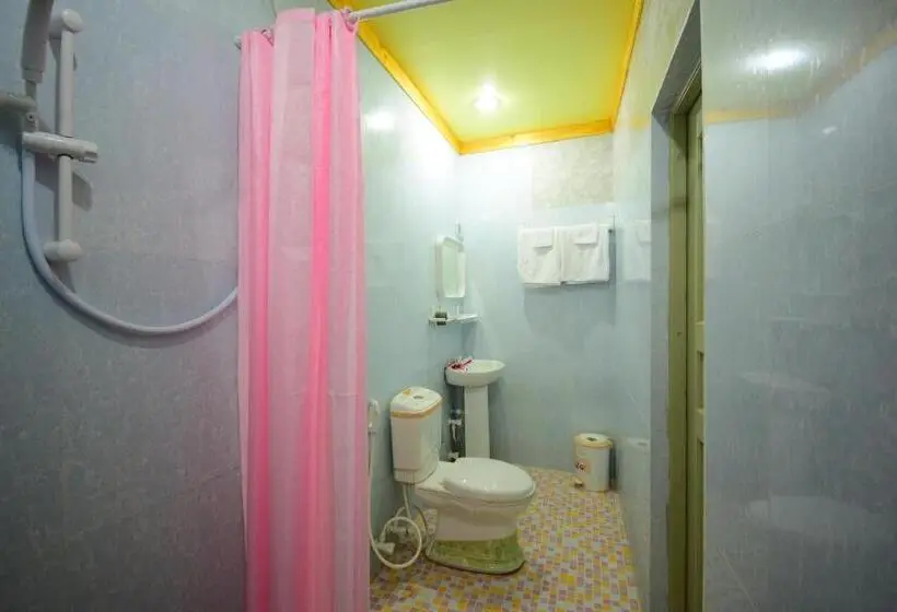 اتاق خانوادگی با چشم‌انداز باغ, Olhumathi View Inn