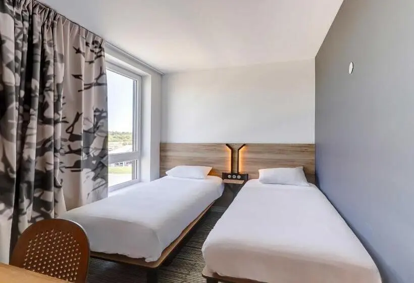 Standard Neljän Hengen Huone, B&b Hotel Moulins Avermes