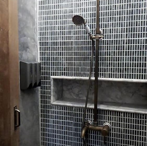 ルームシェアのワンベッド, The Chic Lipe