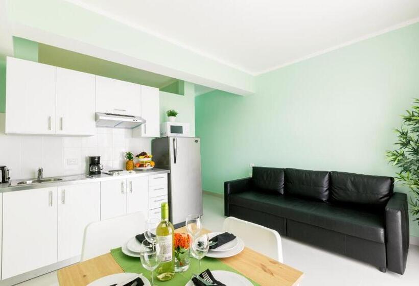 Полулюкс, Ducassi Suites Rooftop Pool Beach Club & Spa
