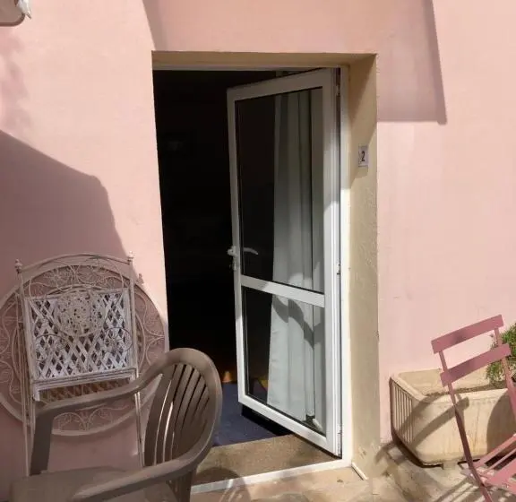 اتاق خانوادگی با چشمانداز باغ, Le Vauban