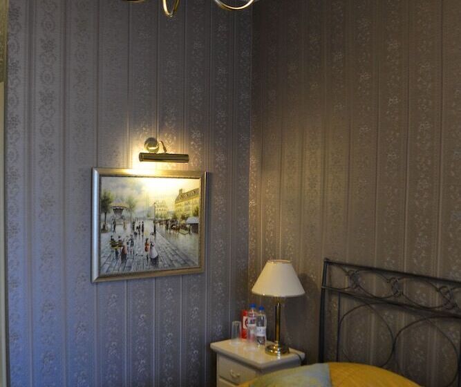 חדר סופריור, The Old Times