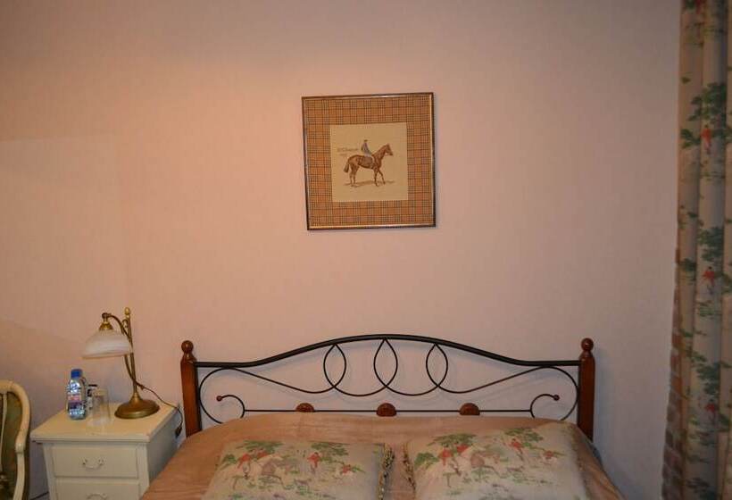 חדר סופריור, The Old Times