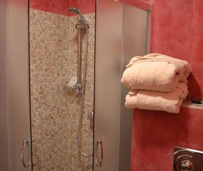 חדר סטנדרט יחיד, The Old Times