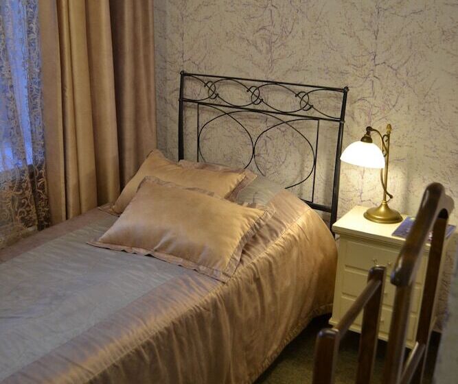 חדר סטנדרט יחיד, The Old Times