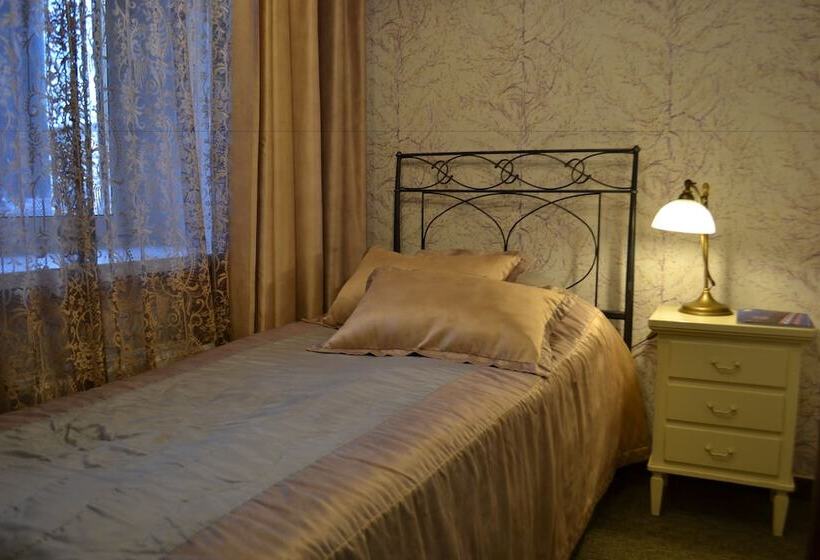 חדר סטנדרט יחיד, The Old Times