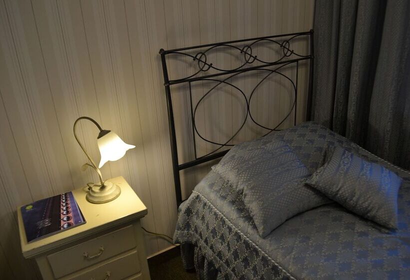 Quarto Estandar Individual, The Old Times