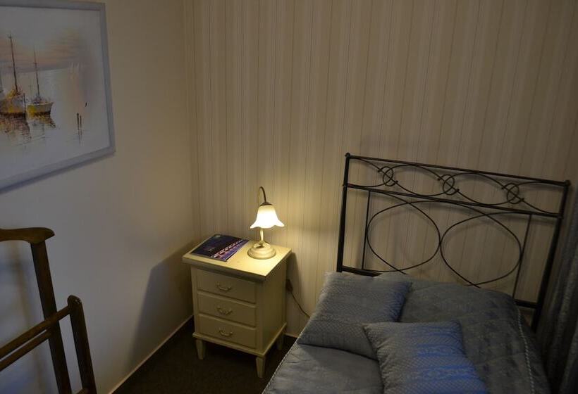 חדר סטנדרט יחיד, The Old Times