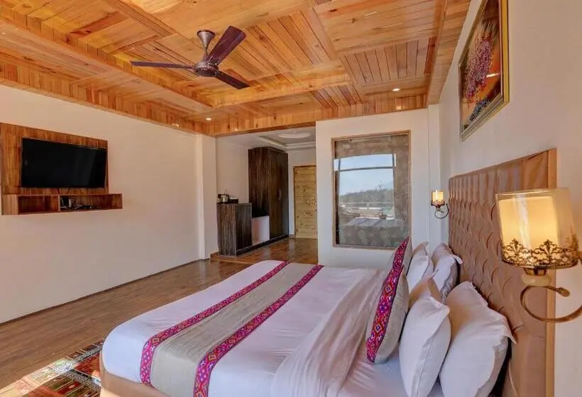 キングサイズベッドのスタンダードルーム, Omavya Hotel Manali