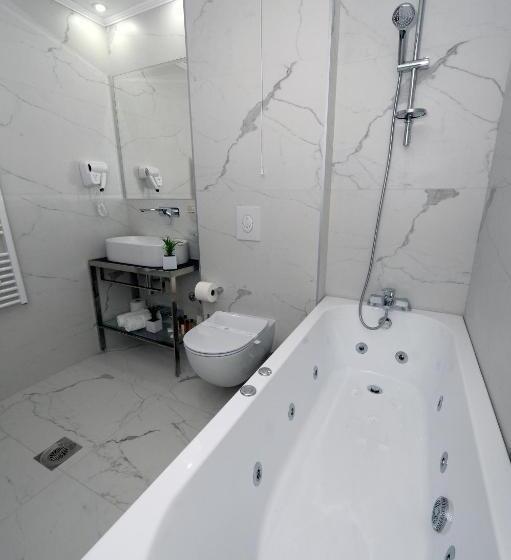 Deluxe Room with Hot Tub