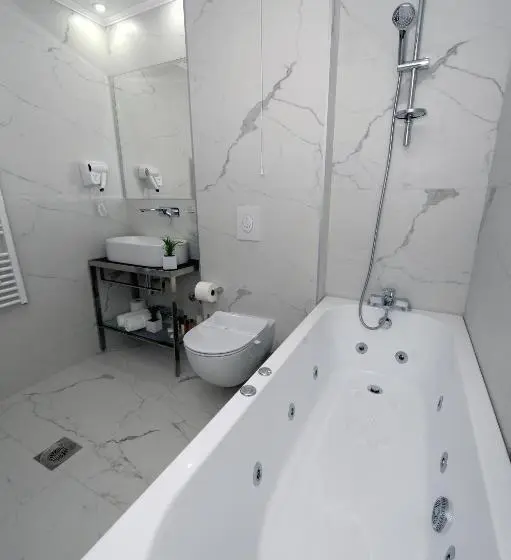 Deluxe Room with Hot Tub