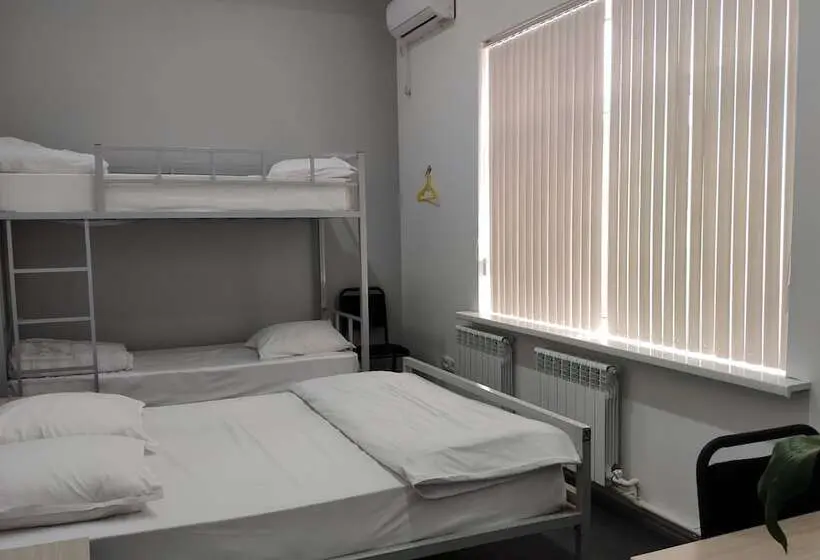 اتاق خانوادگی, Jules Verne Hostel