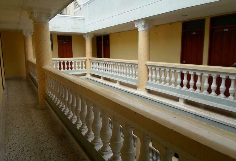 חדר משפחתי, Colonial Inn