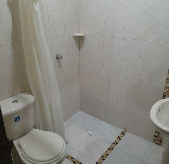 חדר משפחתי, Colonial Inn