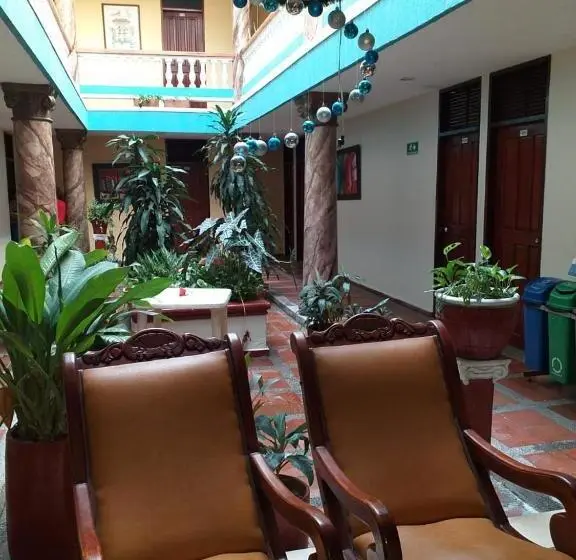 ファミリールーム, Colonial Inn