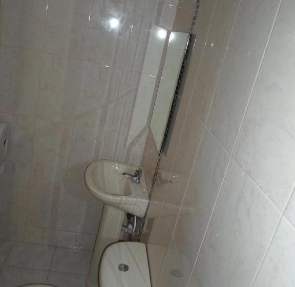 חדר משפחתי, Colonial Inn