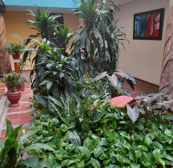 חדר סטנדרט לשלושה, Colonial Inn